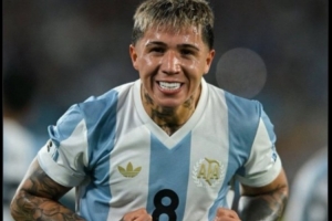 切尔西官推晒恩佐在阿根廷队的照片：哇哦，多么出色的表现！