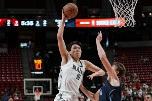 段冉：杨瀚森挡拆后顺下完成了他标志性的扣篮 这球看着可太爽了